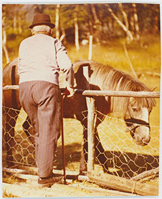 Hans Leonhard Larsen og hest. 
