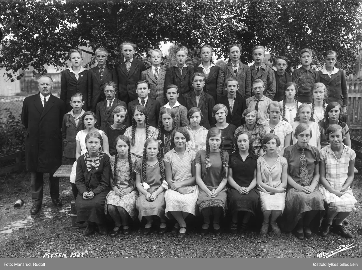 Gruppebide fra Mysen i Eidsberg 1927. Antakelig skoleelever med sin lærer. Alle personene er ukjente.