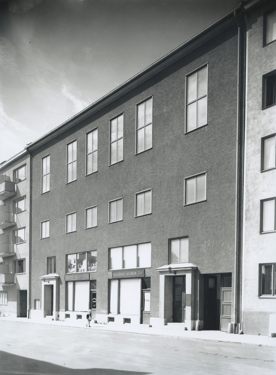 Filadelfiakyrkan i Kalmar. Pingstförsamlingen bildades 1919 och efter att ha hyrt in sig i IOGT-lokalen på Strömgatan 19 övertog församlingen Henning Papenhagens cikoriafabrik på Smålandsgatan 1C/1D, nuvarande Framsta 9. År 1935 kunde församlingen flytta in i nya lokaler på tredje våningen i det nybyggda huset (som bilden visar) vilken ritades av stadsarkitekt J Fred Olson. År 2012 flyttade församlingen till nya lokaler, Lorensbergskyrkan, som ritades av Engstrand och Speek AB.