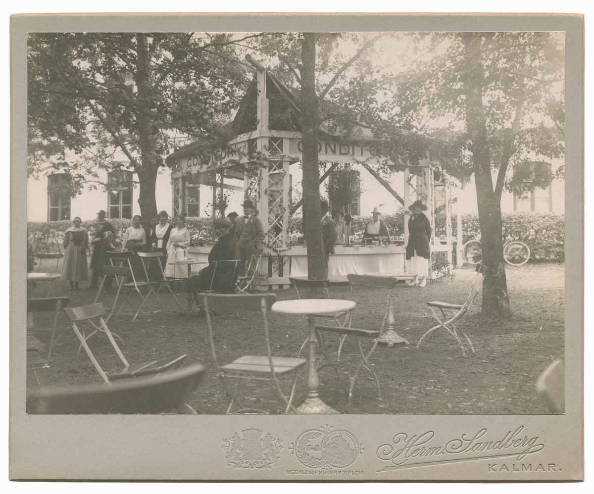 Servering vid den första hantverksmässan som anordnades av Kalmar Fabriks- och Hantverksförening i parken vid Norrgård i slutet av maj 1914.
