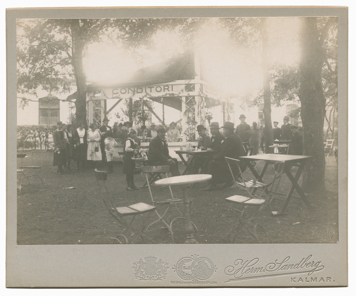 Servering vid den första hantverksmässan som anordnades av Kalmar Fabriks- och Hantverksförening i parken vid Norrgård i slutet av maj 1914.