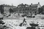 Reprofotografi av en bild som visar rivningsarbetet av Filadelfiakyrkan i Kalmar 1934. Pingstförsamlingen bildades 1919 och efter att ha hyrt in sig i IOGT-lokalen på Strömgatan 19 övertog församlingen Henning Papenhagens cikoriafabrik på Smålandsgatan 1C/1D, nuvarande Framsta 9. Byggnaden revs 1934 och 1935 kunde församlingen flytta in i nya lokaler på tredje våningen i det nybyggda huset (se KLMF.O16002S). År 2012 flyttade församlingen till nya lokaler, Lorensbergskyrkan, som ritades av Engstrand och Speek AB.