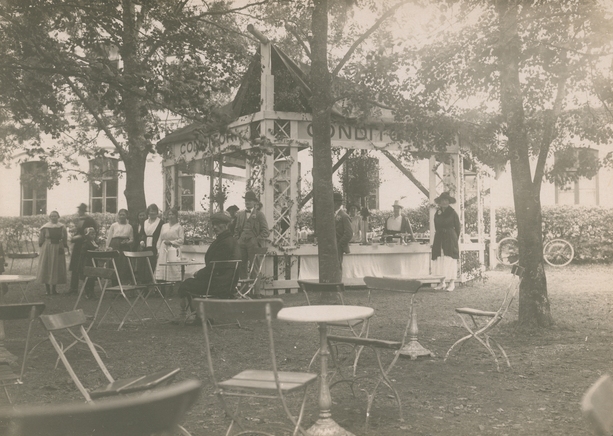 Servering vid den första hantverksmässan som anordnades av Kalmar Fabriks- och Hantverksförening i parken vid Norrgård i slutet av maj 1914.