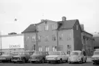 Under framför allt 1960- och 1970-talen glesades Drottninggatans ursprungliga hus ut i stor utsträckning. Länge stod Drottninggatan 17 kvar i gatans hörn med Repslagaregatan. Foto 1974.