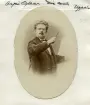 Livfullt porträtt av musikdirektör Oscar Arpi, vars levnadshistoria finns väl beskriven. Fotografiet är vid Östergötlands museum samlad i en serie 