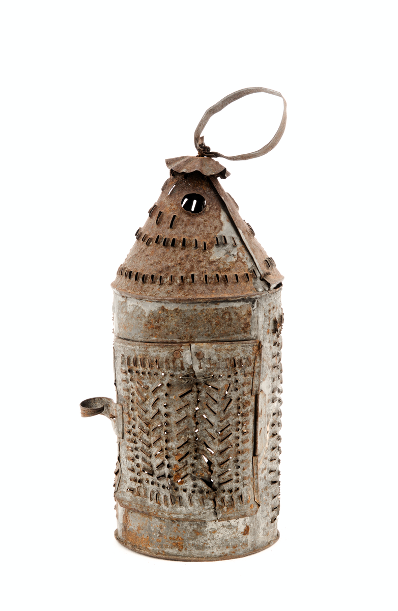 Perforert blekksylinder med dør og handtak.