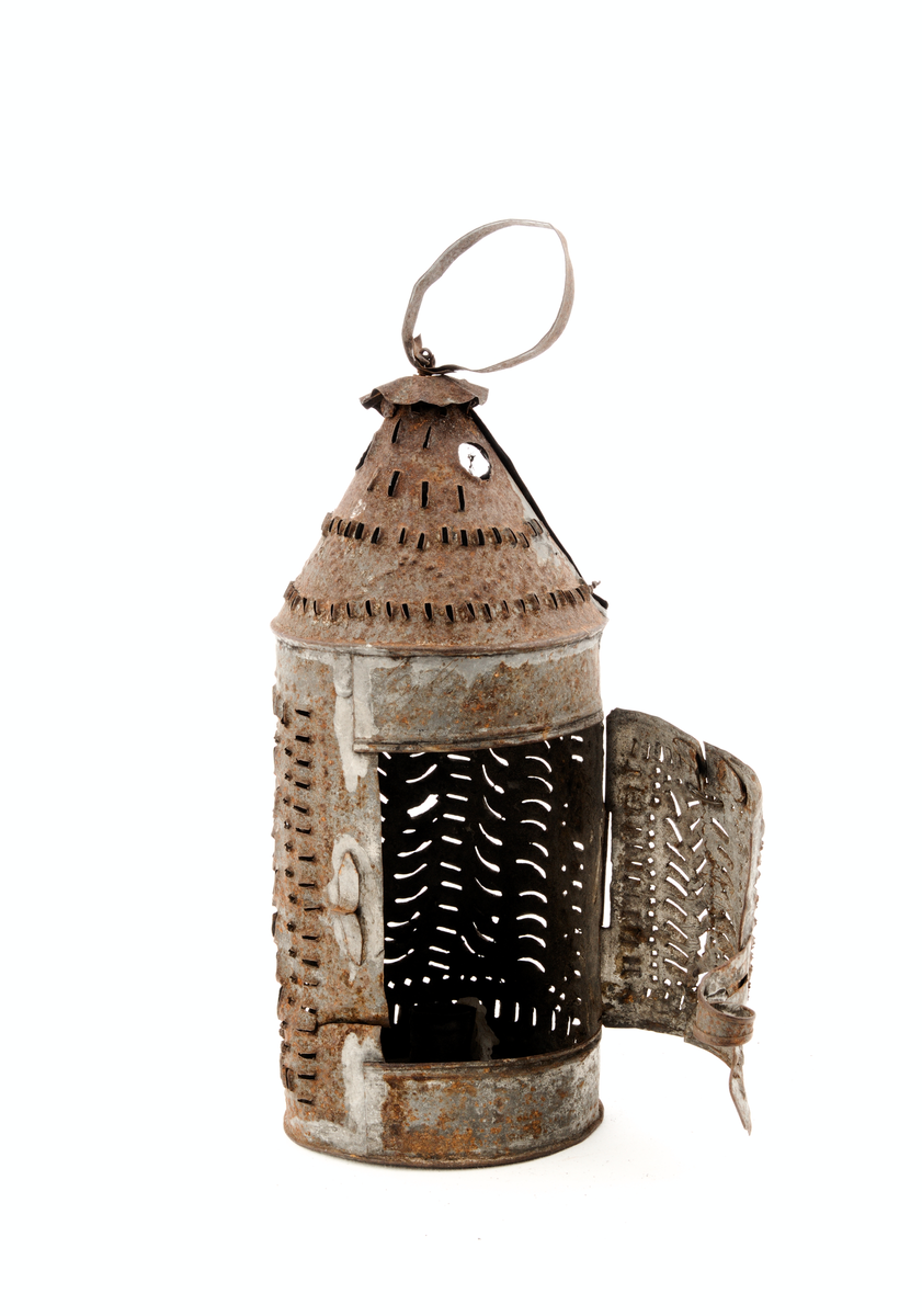 Perforert blekksylinder med dør og handtak.