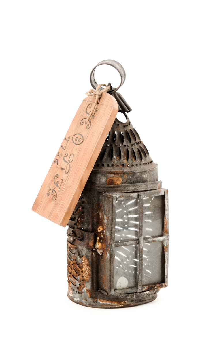 Perforert blekksylinder med glasdør og handtak.

