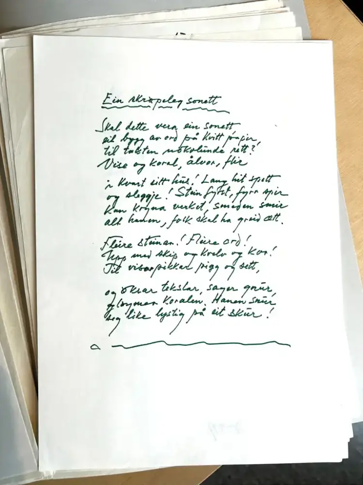 eit ark med diktet Ein skrøpeleg sonett ligg øverst i ein bunke med ark