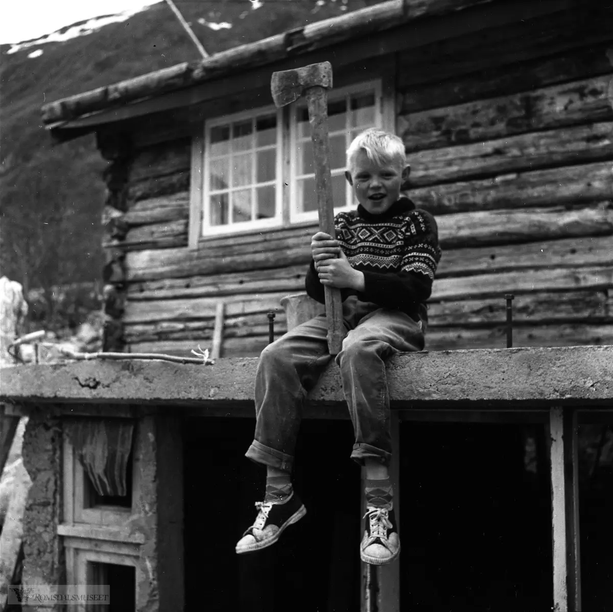 Hytta til Odd Meringdal ved elva Røndøla på stranda mellom Osen og Meringdalen i Eresfjorden. Ein kraftig flaum kring 1963 gjore store skader. Etter dette fekk hytta murkjellar under tømmerhytta. .Tømmeret til hytta kjem frå eit gammalt stabburet frå Dernedgarden på Frisvoll, Eresfjorden, bnr. 007. Marit og Ole Frisvoll var tante og onkel til Odd Merngdal. Tone Rød f. Meringdal 1957, fortel at dei måtte evakuere til Olav Lange i Osen etter ein kraftig flaum i Røndøla.