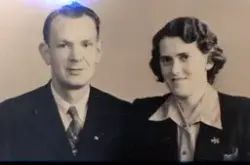 Portrett av Malfred og Berny Telle. Dei gifta seg i sjømannskyrkja i London i 1942.