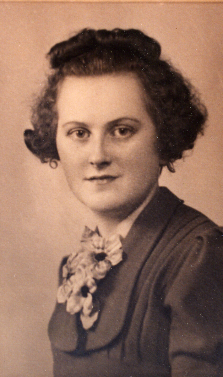 Portrett av Marry Midttveit som i 1941 reiste til Storbritannia med M/S "Fernanda". Då ho kom til London arbeidde ho på Hotel Waldorf og på Hotel Shafteburg.
