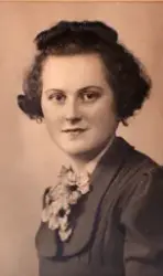 Portrett av Marry Midttveit som i 1941 reiste til Storbritannia med M/S "Fernanda". Då ho kom til London arbeidde ho på Hotel Waldorf og på Hotel Shafteburg.