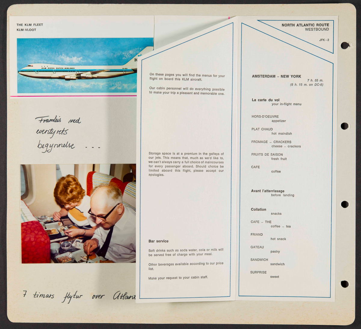 Album som dokumenterer reise til USA i 1972 "I Cleng Peersons fotspor". Albumet inneholder fotografier, reiserute, program, diverse brosjyrer, avisutklipp og tekster