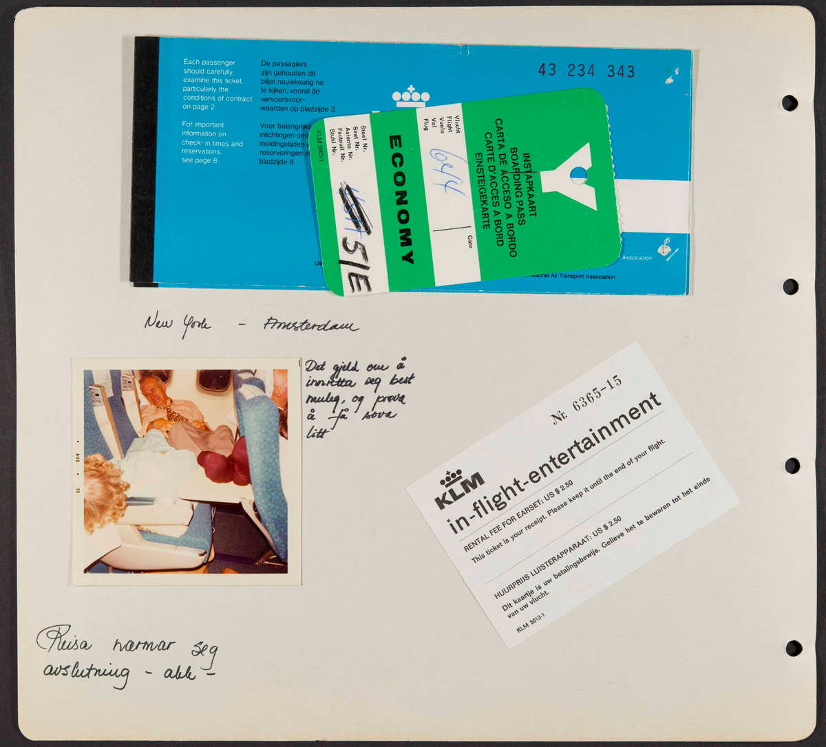 Album som dokumenterer reise til USA i 1972 "I Cleng Peersons fotspor". Albumet inneholder fotografier, reiserute, program, diverse brosjyrer, avisutklipp og tekster