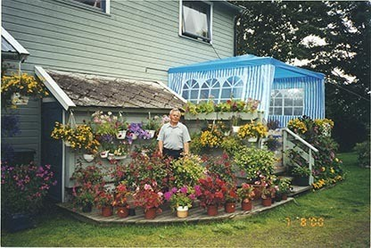 Fotografi av lyngshest, sau, blomster, Leif Larsen og andre.