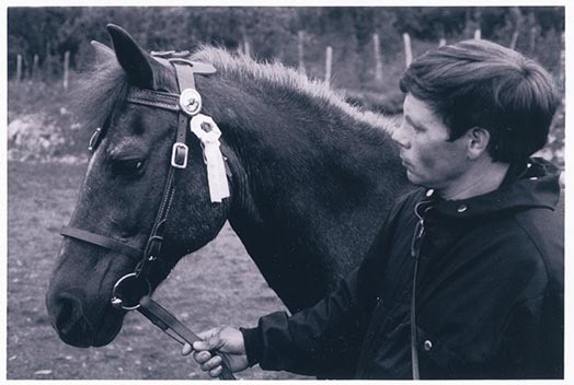 Fotografi av lyngshest, sau, blomster, Leif Larsen og andre.