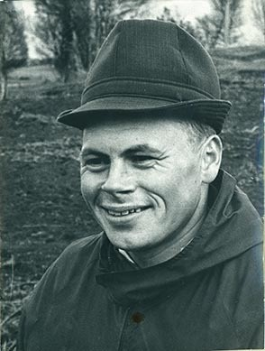 Fotografi av lyngshest, sau, blomster, Leif Larsen og andre.