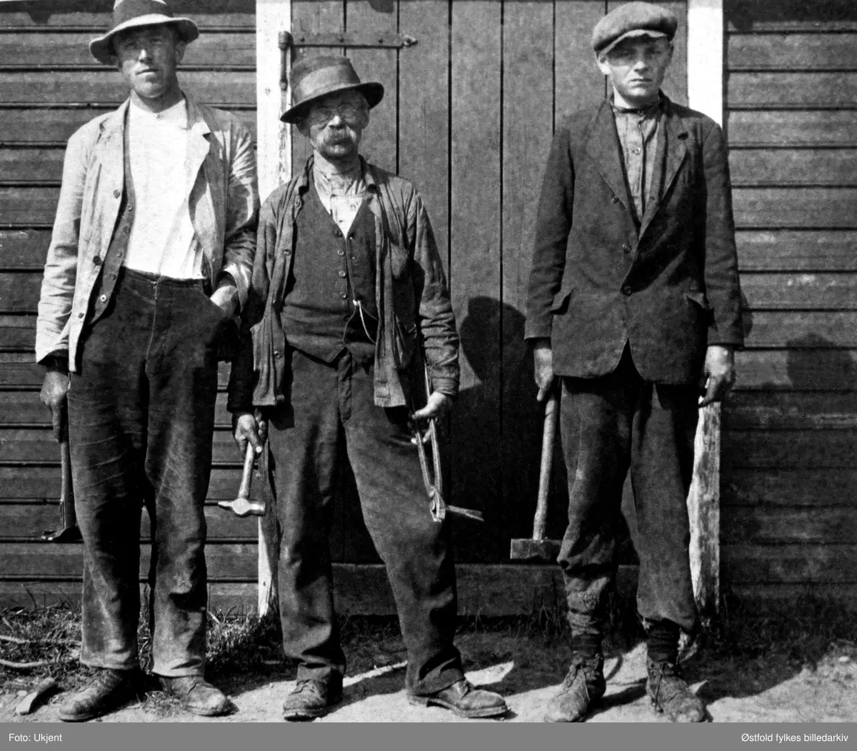 Solbergfoss kraftverk i Askim, arbeidere ved anlegget.  Svensk rallar i midten, ca.1913-14. Ble tatt i bruk 1924.