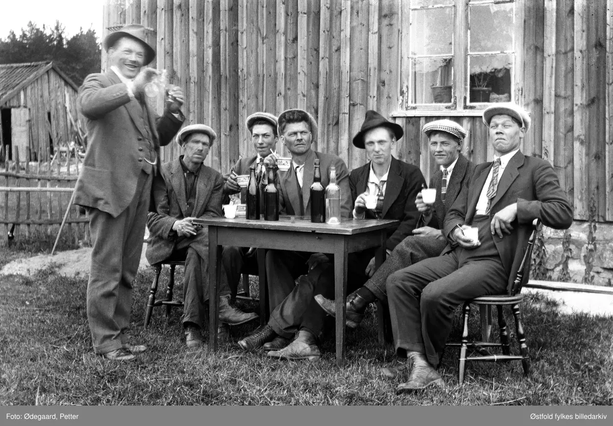 Unggutter klar til fest i det fri, Buerødegård i Aremark 1923.
Fra venstre: 1. Jens Mjølnerud  (Plassen) 2. Iver Plassen 3. Ole Tangen 4. Anders Tangen, 5. Ernst (svensk gårdsgtt på Skolleborg) 6. Johan Tangen 7. Jens Tangen.
