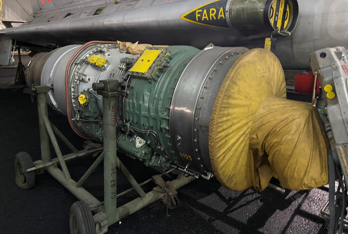 Flygmotor RM 6B. Motorn står placerad i vagn med gummihjul. För flygplan J 35A, J 35B, och Sk 35C.