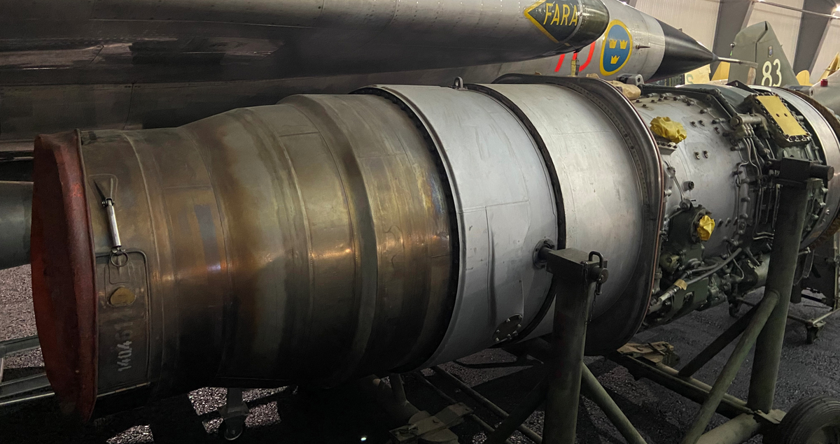 Flygmotor RM 6B. Motorn står placerad i vagn med gummihjul. För flygplan J 35A, J 35B, och Sk 35C.