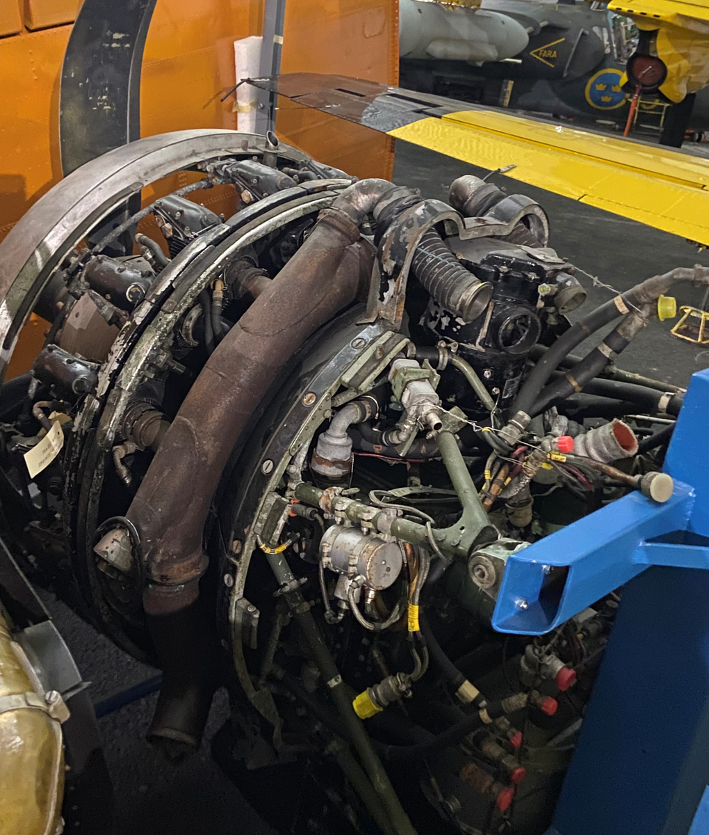 Flygmotor Alvis Leonides 503/7. Motorn placerad i transportvagn med hjul.