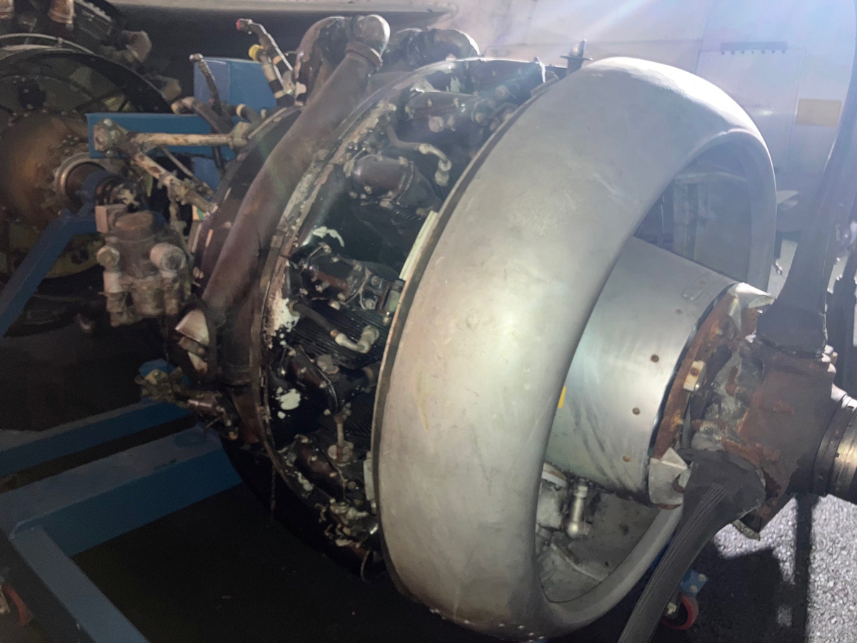 Flygmotor Alvis Leonides 503/7. Motorn placerad i transportvagn med hjul.