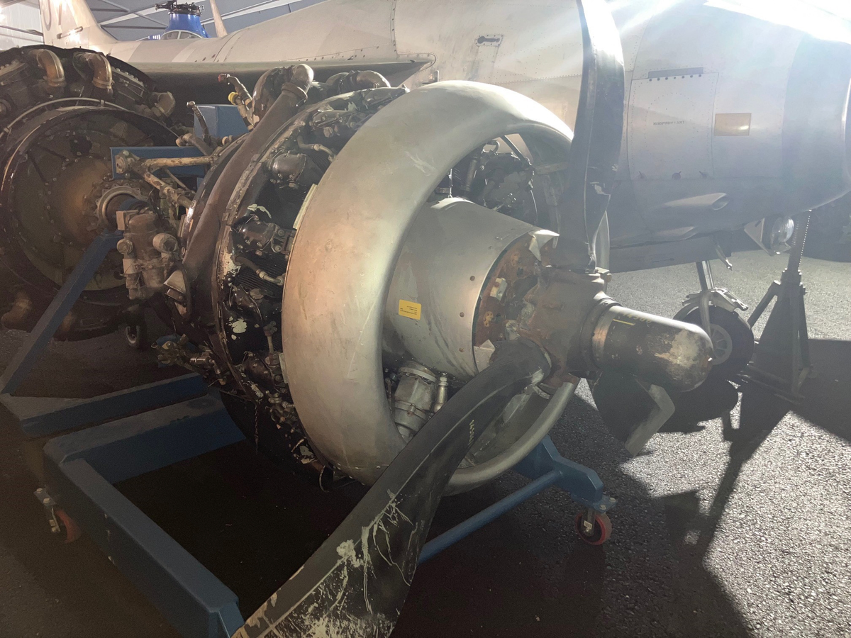 Flygmotor Alvis Leonides 503/7. Motorn placerad i transportvagn med hjul.