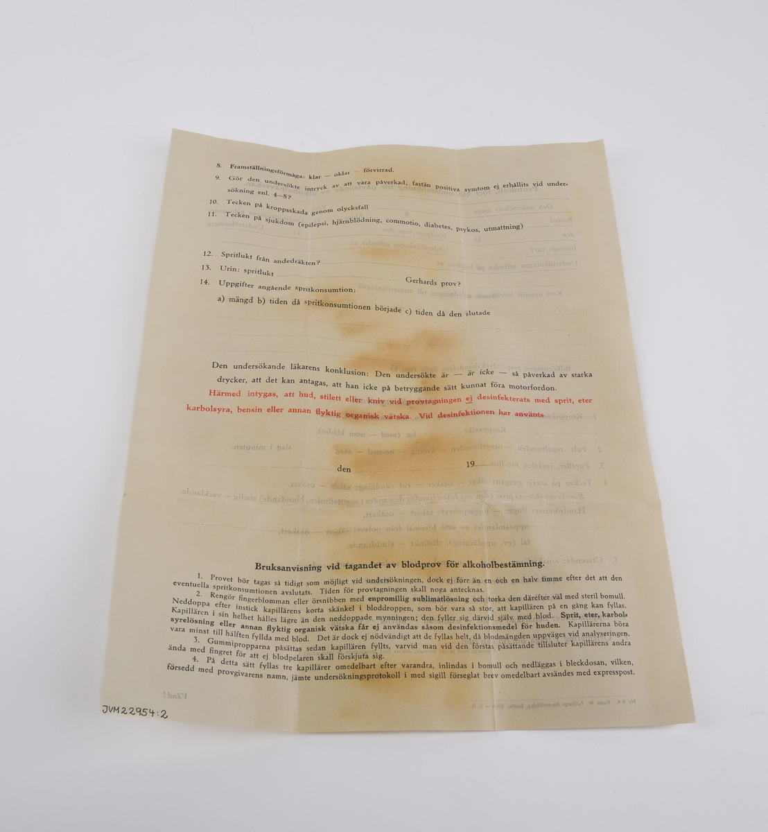 Kuvert med provtagningsset för blodprov för alkoholanalys med tillhörande protokoll.
Rektangulärt, brunt kuvert (:1) med text i svart som lyder "Express Till Statens Rättskemiska laboratorium Lindhagensg 126 Stockholm".
Protokoll (:2) som fylls i vid undersökningen. Rubriken lyder "Protokoll, fört vid undersökning för påvisande av alkoholpåverkan." Protokollet avslutas med en "Bruksanvisning vid tagandet av blodprov för alkoholbestämning.".
Ask i plåt (:3) med etikett på locket. Etikettens text i svart lyder "Blodprov för alkoholanalys från ... taget den ... kl. ... av ...". Asken innehåller bomull som skyddar tre glasrör och sex gummidetaljer.