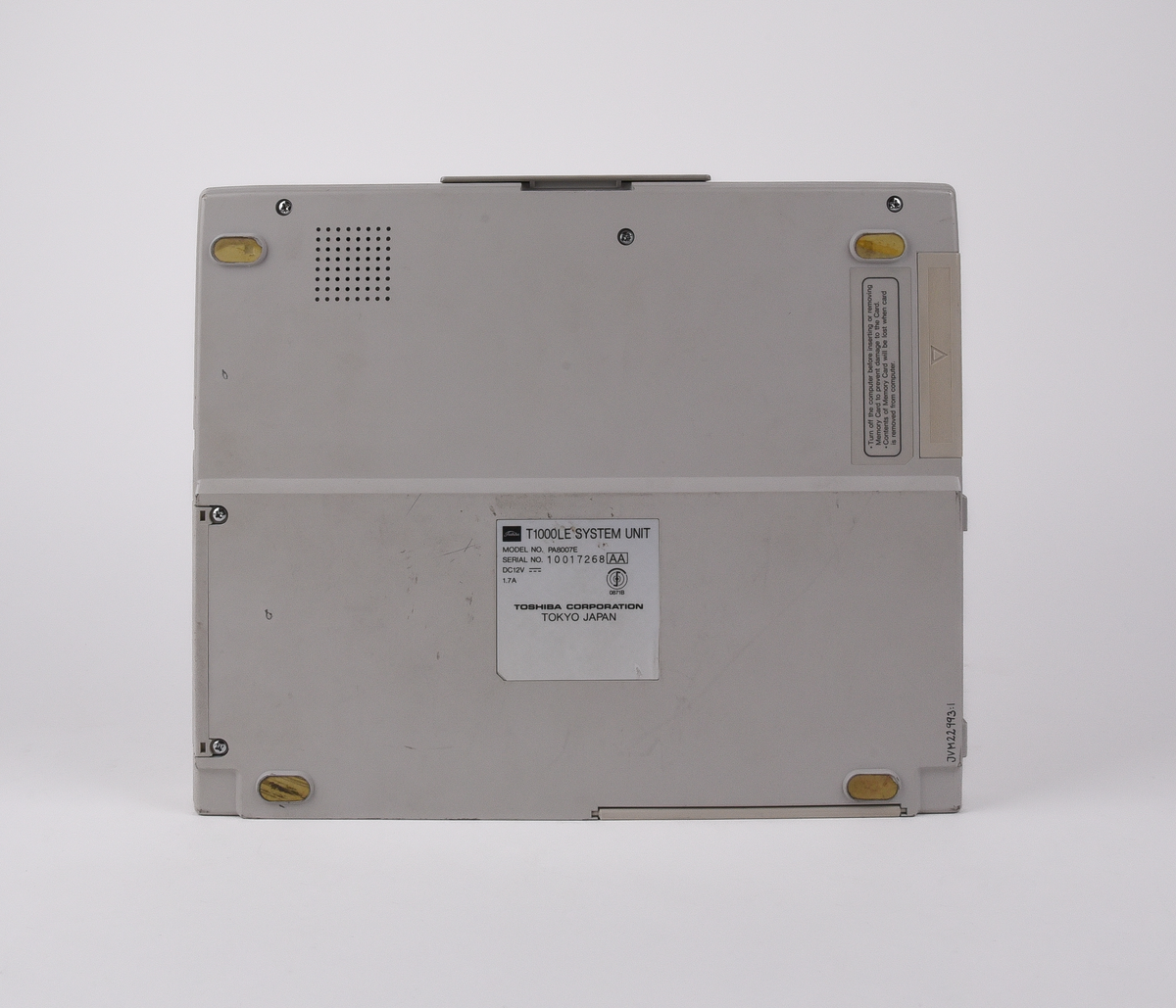 Bärbar dator (:1) Toshiba "T1000LE" av grå plast. Uppfällbar bildskärm som i uppfällt läge tillgängliggör tagentbordet med QWERTY-layout och svenska tecken. Löstagbar pappersremsa med kortkommandon ovanför tagentbordet. På sidan en port för 3,5-tums disketter. På baksidan en port till laddningsdocka (:2), även denna i grå plast. Laddningsdockan har ett flertal uttag till olika kablar, bland annat till en strömadapter (:3) i svart plast med tillhörande kabel. 
Två tillhörande 3,5-tums disketter (:4-5) även dessa från Toshiba. Med operativsystemet MS-DOS 3.3. Fyra tillhörande användarmanualer (:6-9). En manual med allmän information för den bärbara datorn på svenska. En manual för MS-DOS 3.3, en för den bärbara datorn och en för laddningsdockan, samtliga på engelska.