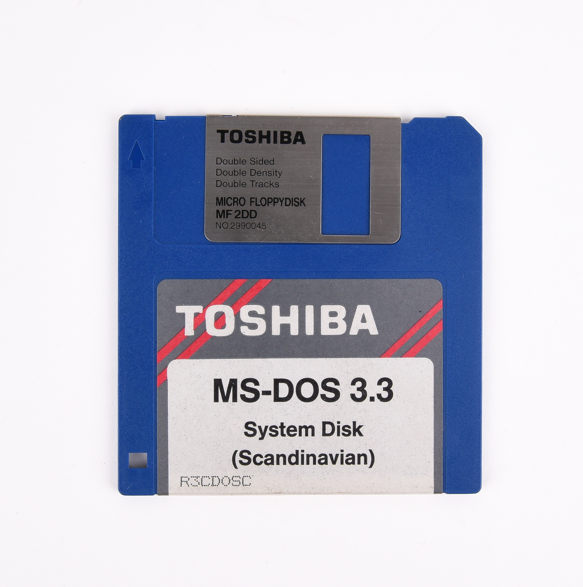Bärbar dator (:1) Toshiba "T1000LE" av grå plast. Uppfällbar bildskärm som i uppfällt läge tillgängliggör tagentbordet med QWERTY-layout och svenska tecken. Löstagbar pappersremsa med kortkommandon ovanför tagentbordet. På sidan en port för 3,5-tums disketter. På baksidan en port till laddningsdocka (:2), även denna i grå plast. Laddningsdockan har ett flertal uttag till olika kablar, bland annat till en strömadapter (:3) i svart plast med tillhörande kabel. 
Två tillhörande 3,5-tums disketter (:4-5) även dessa från Toshiba. Med operativsystemet MS-DOS 3.3. Fyra tillhörande användarmanualer (:6-9). En manual med allmän information för den bärbara datorn på svenska. En manual för MS-DOS 3.3, en för den bärbara datorn och en för laddningsdockan, samtliga på engelska.