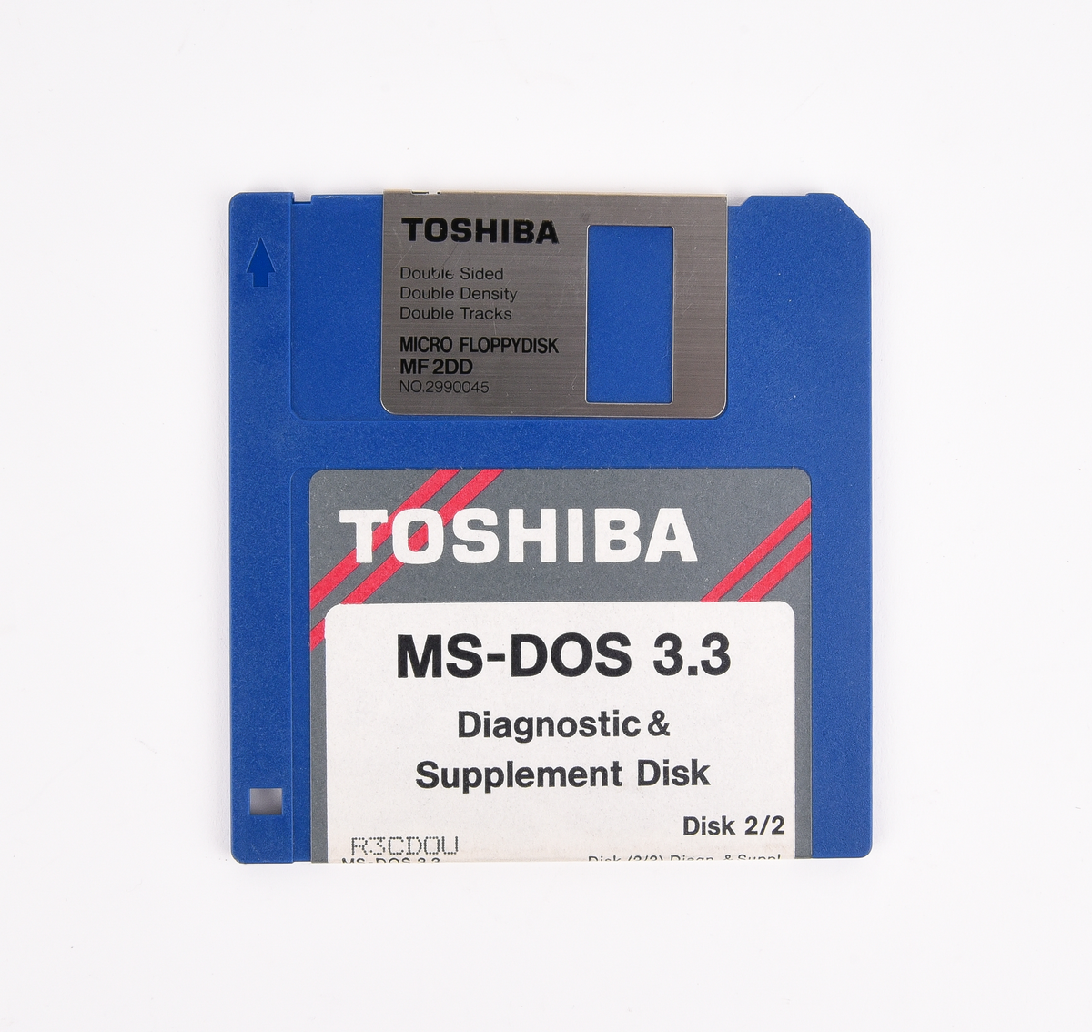 Bärbar dator (:1) Toshiba "T1000LE" av grå plast. Uppfällbar bildskärm som i uppfällt läge tillgängliggör tagentbordet med QWERTY-layout och svenska tecken. Löstagbar pappersremsa med kortkommandon ovanför tagentbordet. På sidan en port för 3,5-tums disketter. På baksidan en port till laddningsdocka (:2), även denna i grå plast. Laddningsdockan har ett flertal uttag till olika kablar, bland annat till en strömadapter (:3) i svart plast med tillhörande kabel. 
Två tillhörande 3,5-tums disketter (:4-5) även dessa från Toshiba. Med operativsystemet MS-DOS 3.3. Fyra tillhörande användarmanualer (:6-9). En manual med allmän information för den bärbara datorn på svenska. En manual för MS-DOS 3.3, en för den bärbara datorn och en för laddningsdockan, samtliga på engelska.