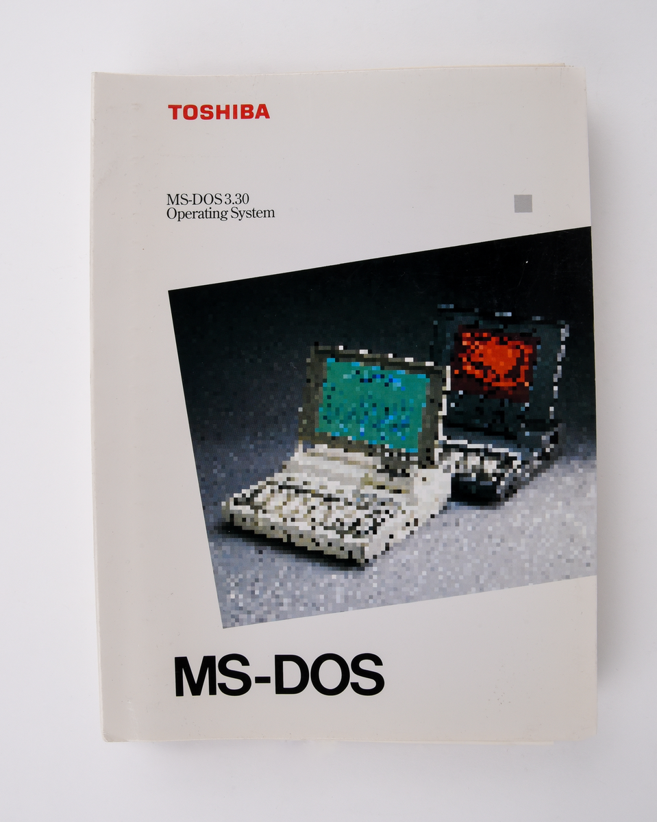 Bärbar dator (:1) Toshiba "T1000LE" av grå plast. Uppfällbar bildskärm som i uppfällt läge tillgängliggör tagentbordet med QWERTY-layout och svenska tecken. Löstagbar pappersremsa med kortkommandon ovanför tagentbordet. På sidan en port för 3,5-tums disketter. På baksidan en port till laddningsdocka (:2), även denna i grå plast. Laddningsdockan har ett flertal uttag till olika kablar, bland annat till en strömadapter (:3) i svart plast med tillhörande kabel. 
Två tillhörande 3,5-tums disketter (:4-5) även dessa från Toshiba. Med operativsystemet MS-DOS 3.3. Fyra tillhörande användarmanualer (:6-9). En manual med allmän information för den bärbara datorn på svenska. En manual för MS-DOS 3.3, en för den bärbara datorn och en för laddningsdockan, samtliga på engelska.