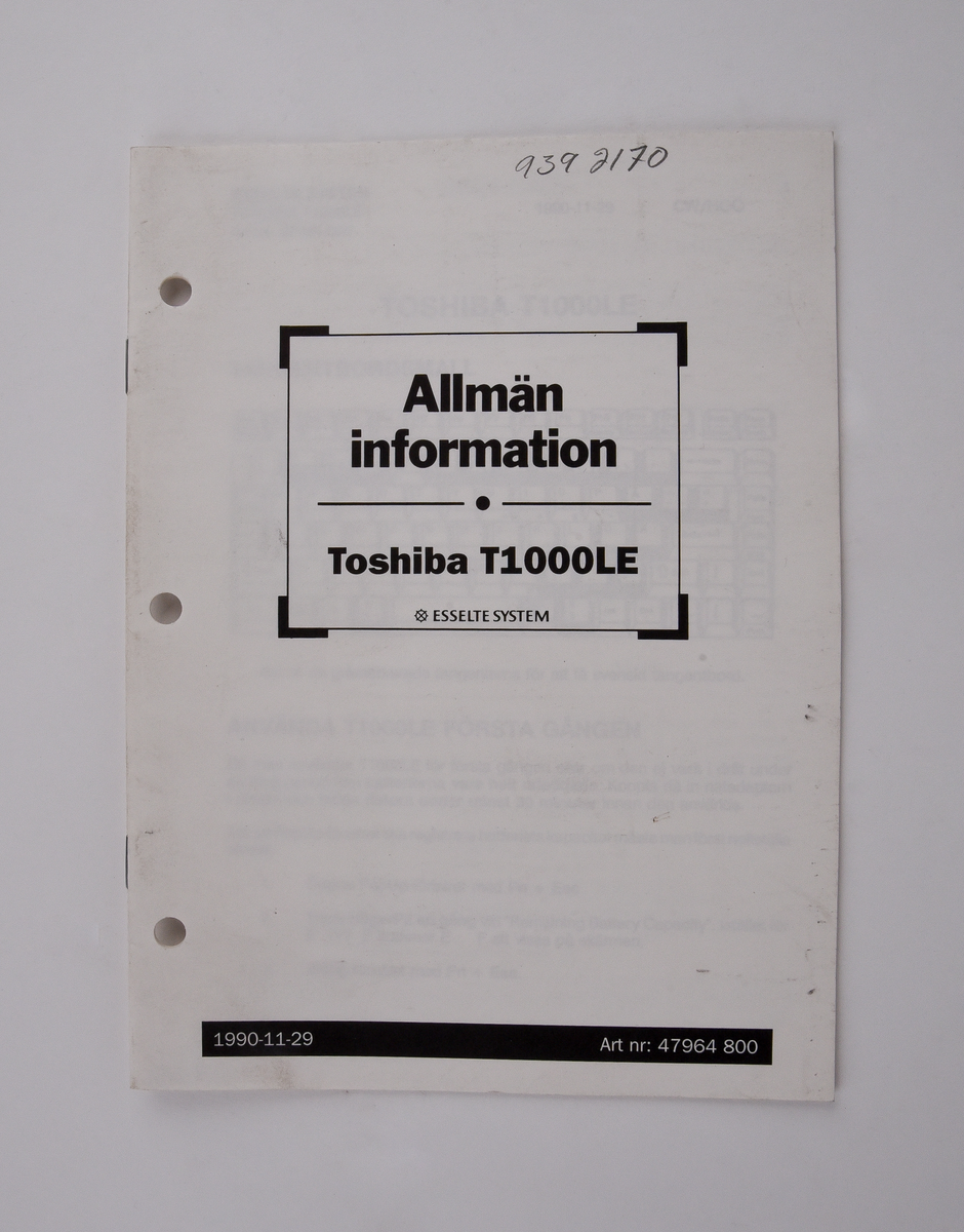 Bärbar dator (:1) Toshiba "T1000LE" av grå plast. Uppfällbar bildskärm som i uppfällt läge tillgängliggör tagentbordet med QWERTY-layout och svenska tecken. Löstagbar pappersremsa med kortkommandon ovanför tagentbordet. På sidan en port för 3,5-tums disketter. På baksidan en port till laddningsdocka (:2), även denna i grå plast. Laddningsdockan har ett flertal uttag till olika kablar, bland annat till en strömadapter (:3) i svart plast med tillhörande kabel. 
Två tillhörande 3,5-tums disketter (:4-5) även dessa från Toshiba. Med operativsystemet MS-DOS 3.3. Fyra tillhörande användarmanualer (:6-9). En manual med allmän information för den bärbara datorn på svenska. En manual för MS-DOS 3.3, en för den bärbara datorn och en för laddningsdockan, samtliga på engelska.