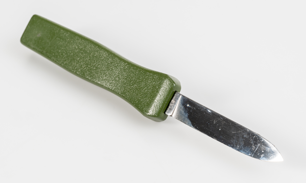 Stilettkniv. Knivblad i bajonettstil som frigörs framåt med skjutknappssystem. Militärgrönt knivskaft.