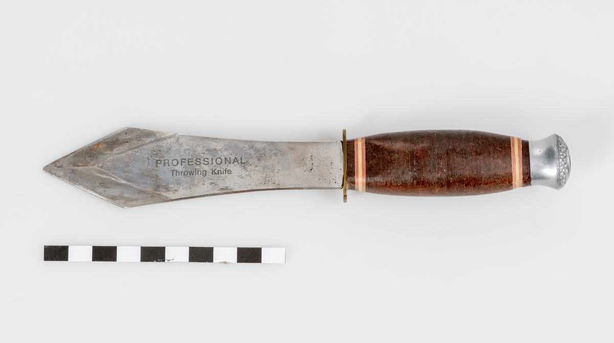 Kastkniv med dubbeleggat, symetriskt (spjutspetsformat) knivblad. Knivskaft i trä.