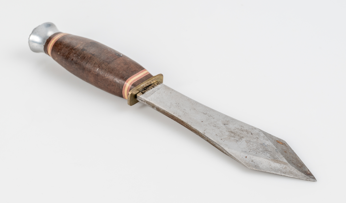 Kastkniv med dubbeleggat, symetriskt (spjutspetsformat) knivblad. Knivskaft i trä.