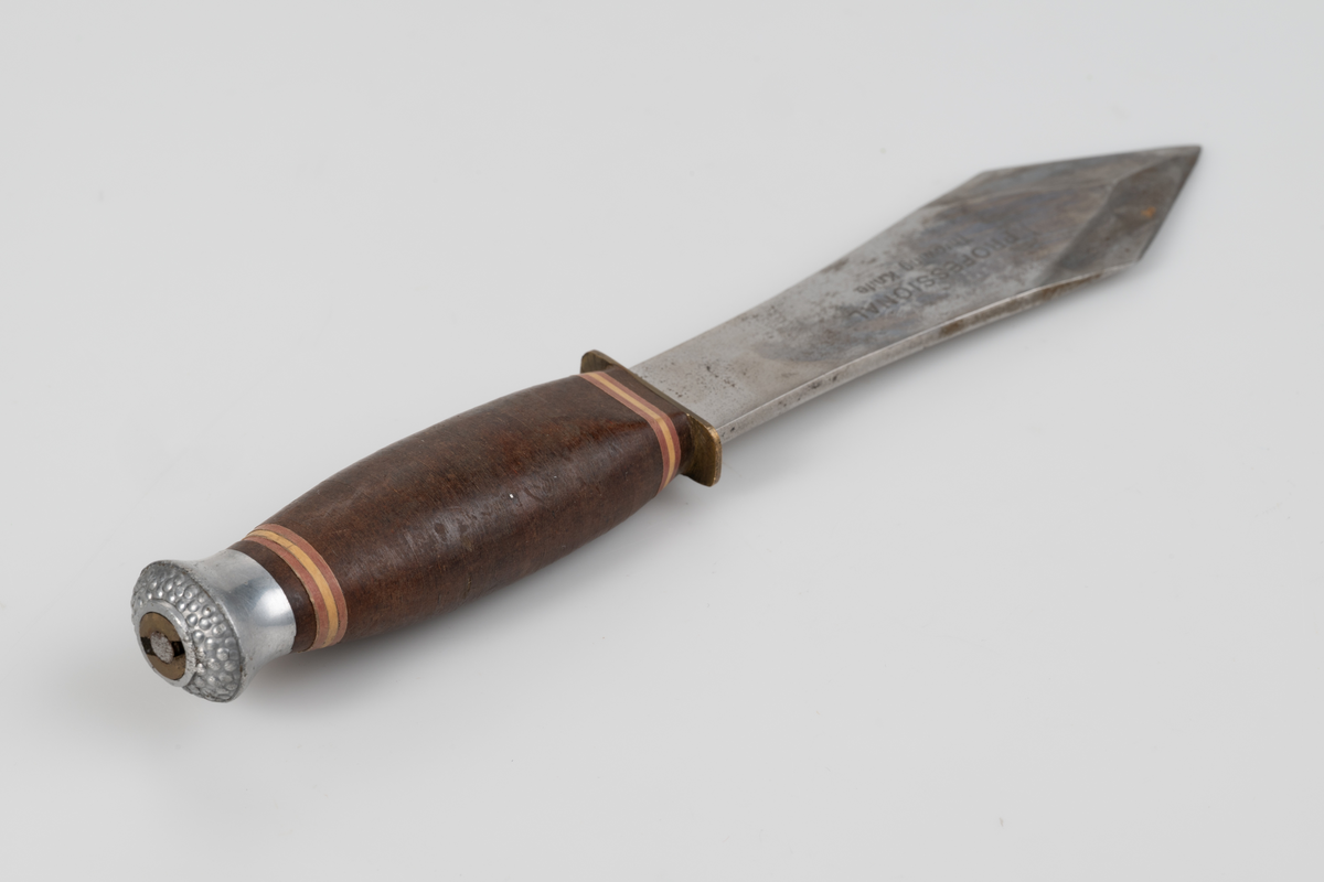 Kastkniv med dubbeleggat, symetriskt (spjutspetsformat) knivblad. Knivskaft i trä.