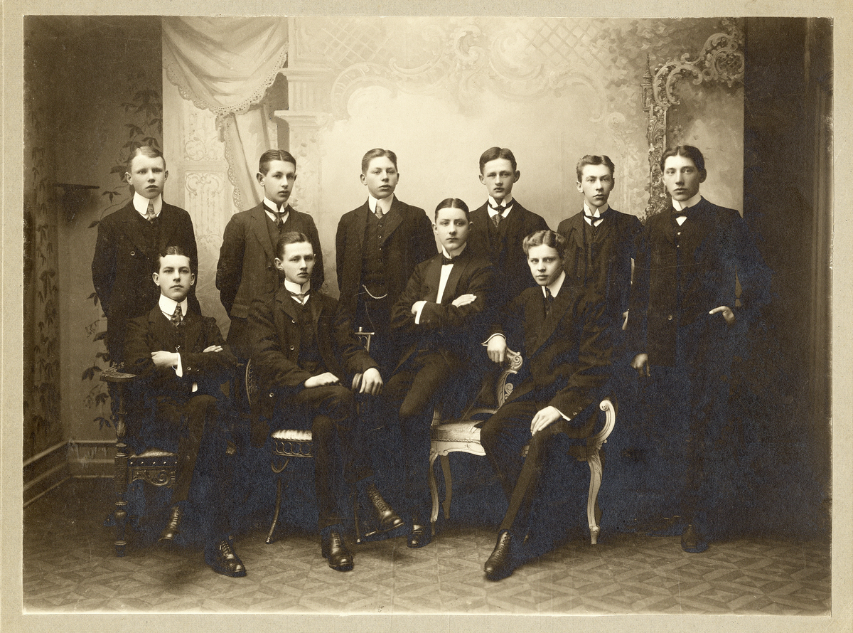 En grupp finklädda unga herrar ("Harrys ungdomsgäng, SVK") har samlats hos fotografen. 

Bakre raden fr.v.: Manfred Elner (fd Carlsson), Harry Friman, Georg Lindqvist, Bror Nilsson, Torsten Håkansson och Gunnar Johansson. 
Främre raden fr.v.: Martin Engström, Bertrand Nilsson, Fritz Sjöblom och Axel Bengtsson.