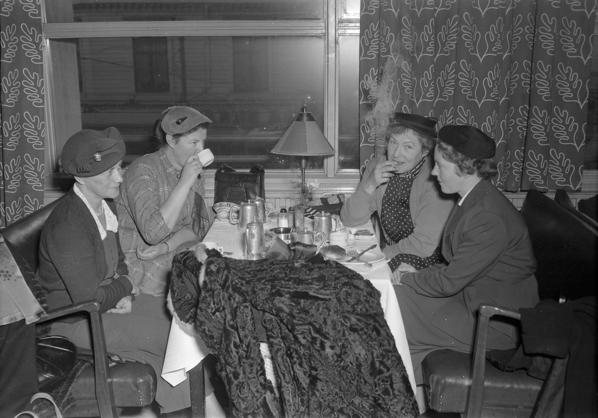 Formiddagskaffe på endel kaféer