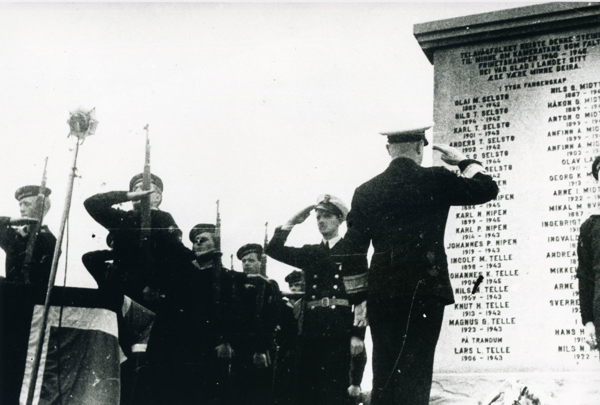 Admiral Briseid legg ned krans 21.08.1949 då minnesteinen i Telavåg over dei falne under andre verdskrigen vart avduka. Deltakarar frå Marinen står like ved i "giv akt".