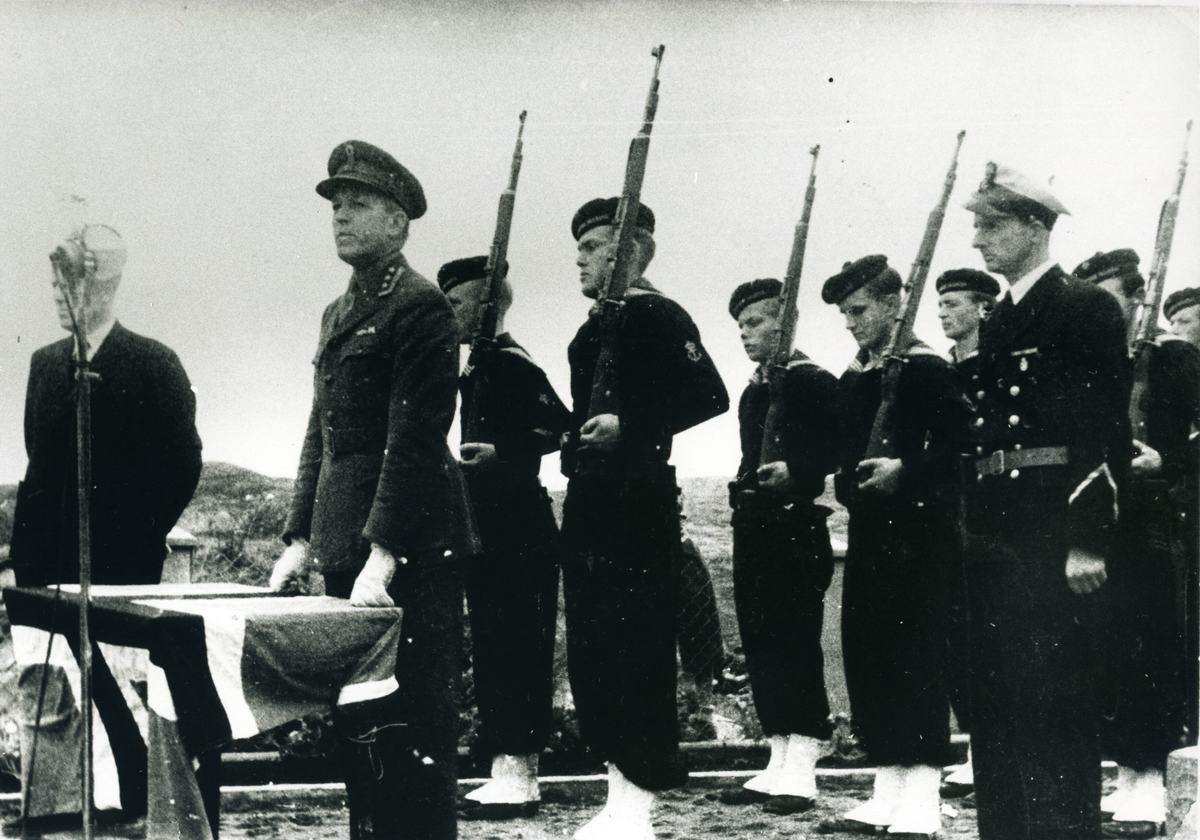Oberst AArra talar 21.08.1949 då minnesteinen i Telavåg over dei falne under andre verdskrigen vart avduka. Deltakarar frå Marinen står bak talaren.