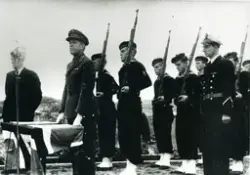 Oberst AArra talar 21.08.1949 då minnesteinen i Telavåg over dei falne under andre verdskrigen vart avduka. Deltakarar frå Marinen står bak talaren.