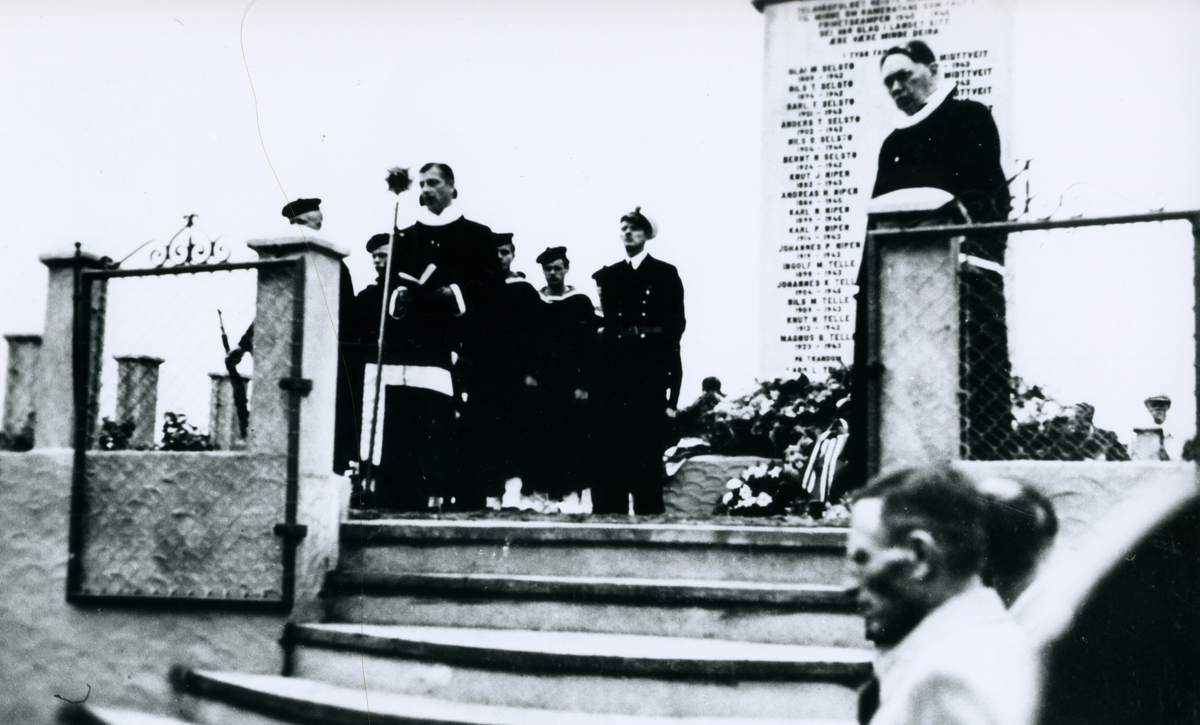 Feltprest Landsem held  andakt 21.08.1949 då minnesteinen i Telavåg over dei falne under andre verdskrigen vart avduka. Deltakarar frå Marinen står bak. Marineprest  Gulbranson til høgre.