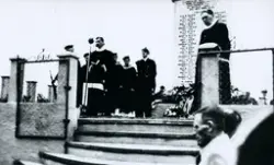 Feltprest Landsem held  andakt 21.08.1949 då minnesteinen i Telavåg over dei falne under andre verdskrigen vart avduka. Deltakarar frå Marinen står bak. Marineprest  Gulbranson til høgre.