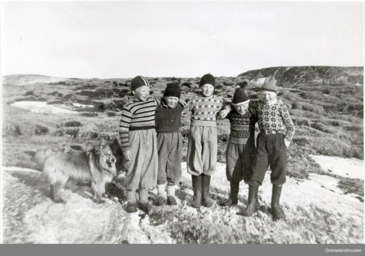 Gutter fra Bugøynes på Sankarihaugen i Bugøynes. Fra venstre Svein Gasky, Harry Nilsen, Kåre Bauna, Helge Randa, Terje Linangi. 