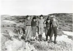 Gutter fra Bugøynes på Sankarihaugen i Bugøynes. Fra venstre Svein Gasky, Harry Nilsen, Kåre Bauna, Helge Randa, Terje Linangi.