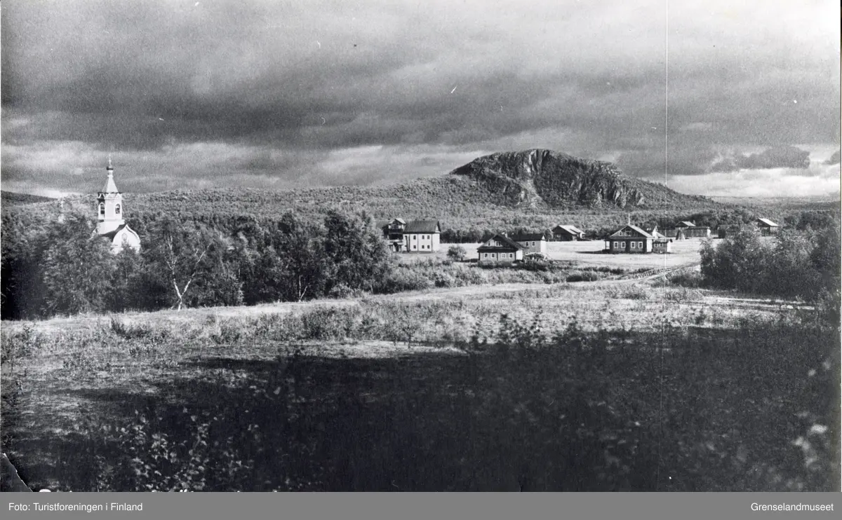 Petsamo kirke med klosterbygninger i finsk Petsamo, i sommerhalvåret 1932.