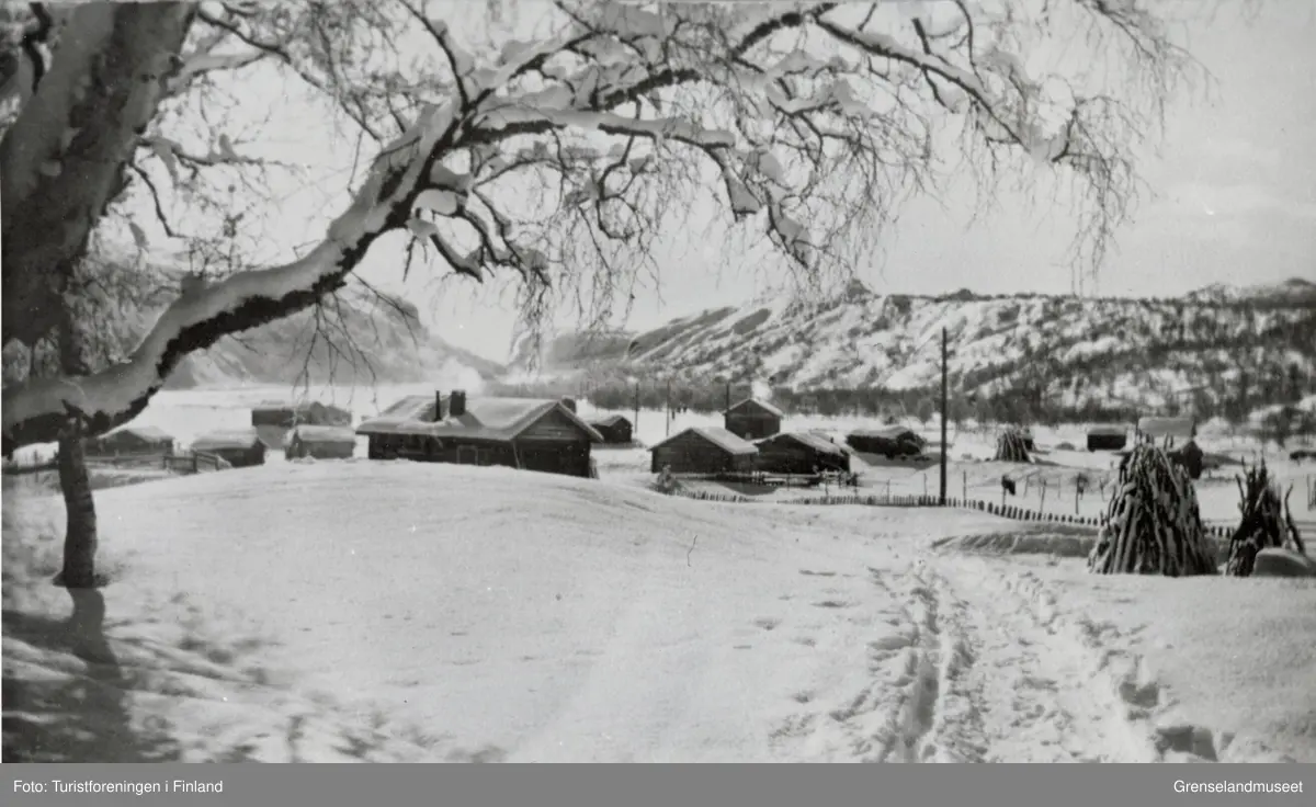 Skoltebyen i Boris Gleb som lå inne på den finske enklaven på vestbredden av Pasvikelva, vinteren 1932.  